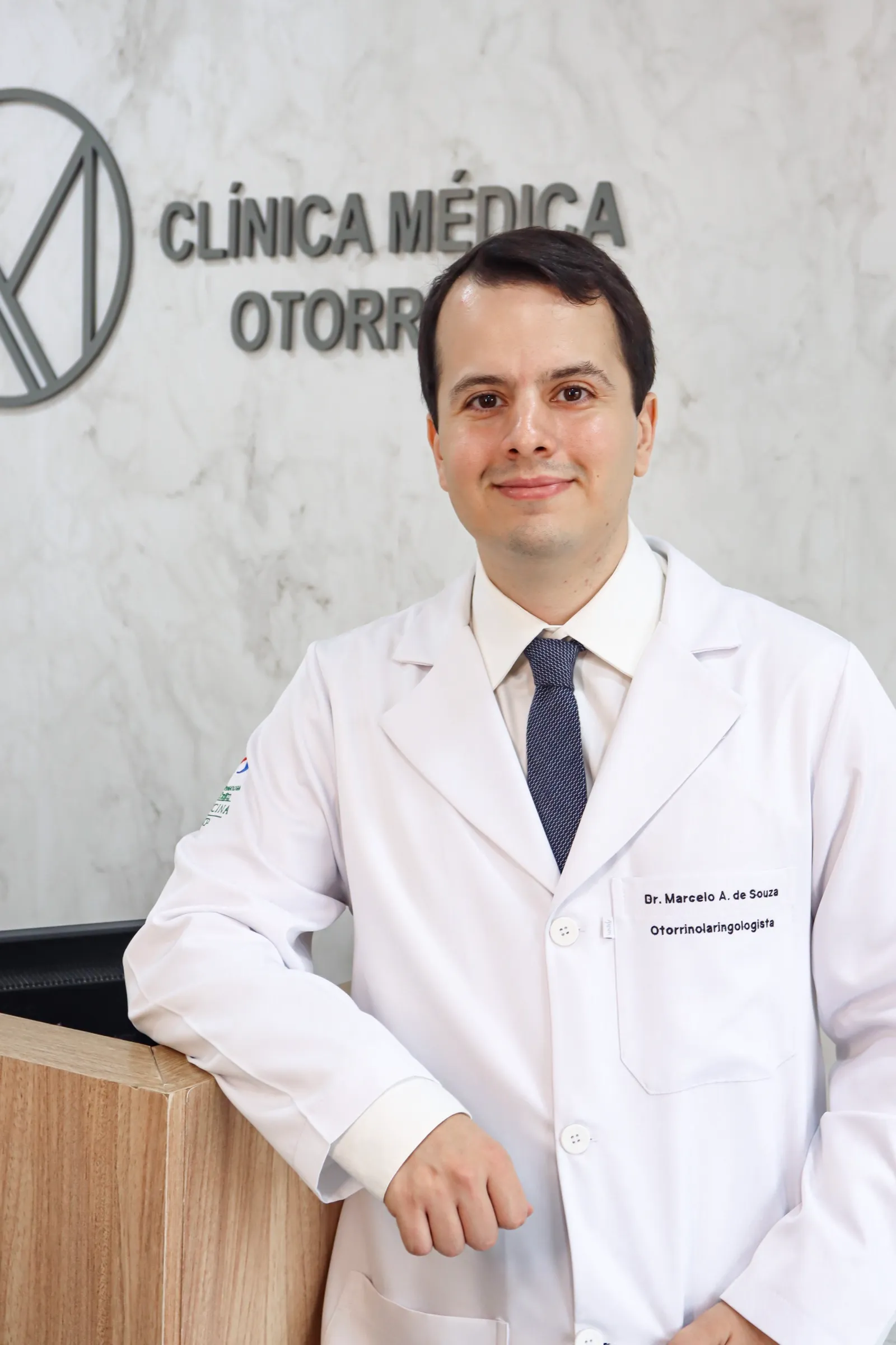 Dr. Marcelo Antunes de Souza na recepção da Clínica Médica Otorrino