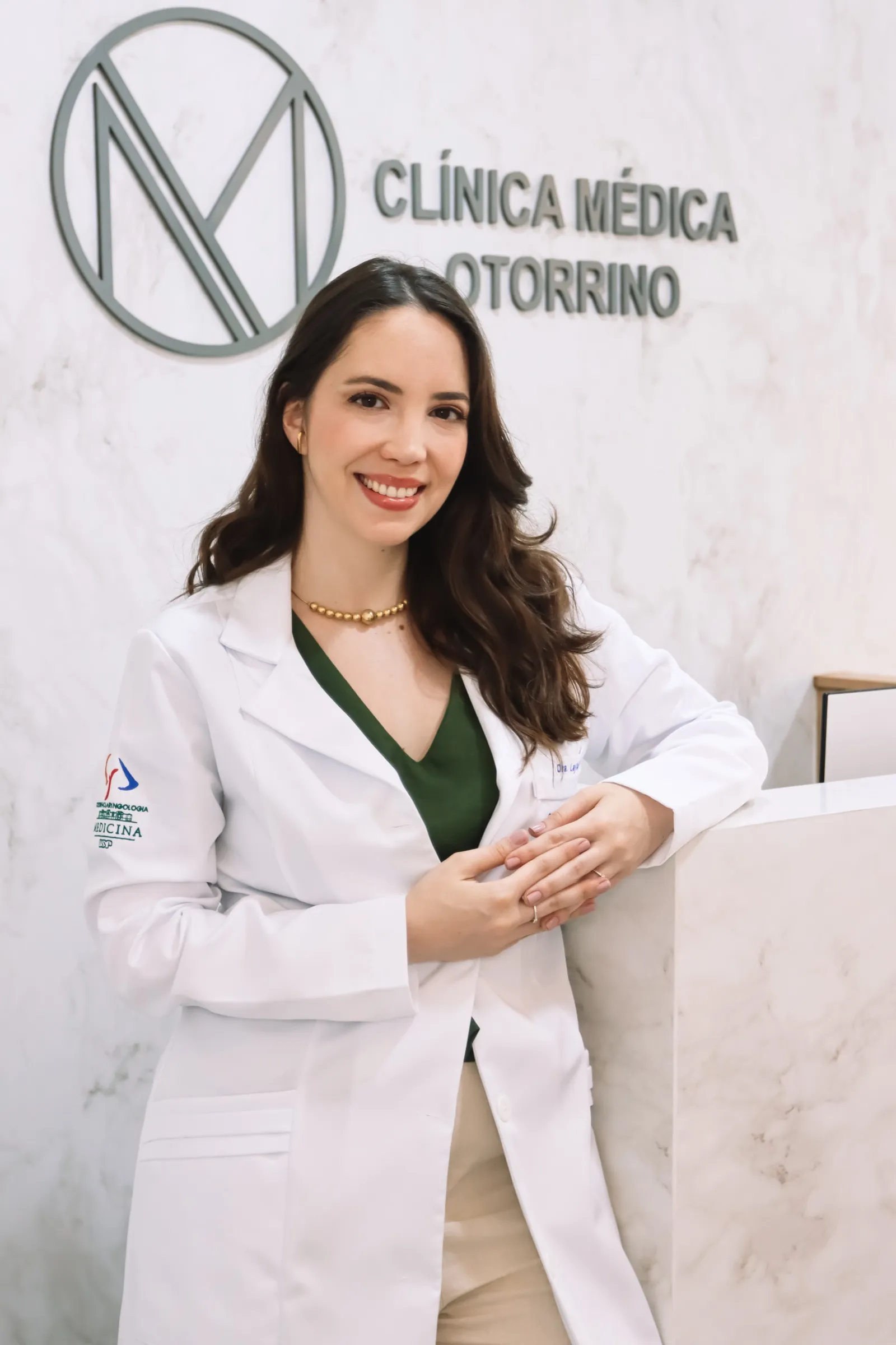 Dra. Layla Riva na recepção da Clínica Médica Otorrino